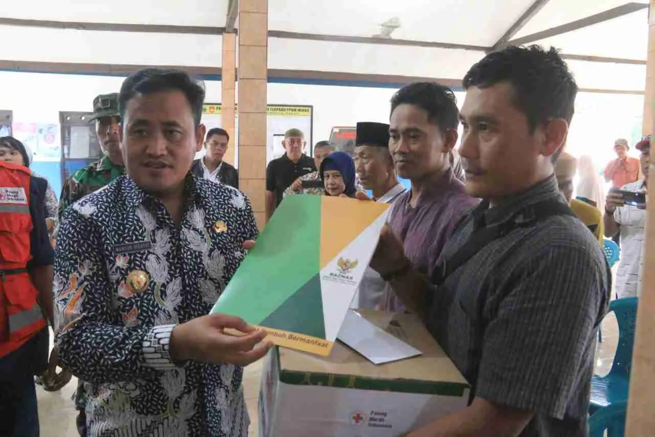 Bupati Pemalang Berikan Bantuan Kepada Korban Bencan Angin Puting Beliung