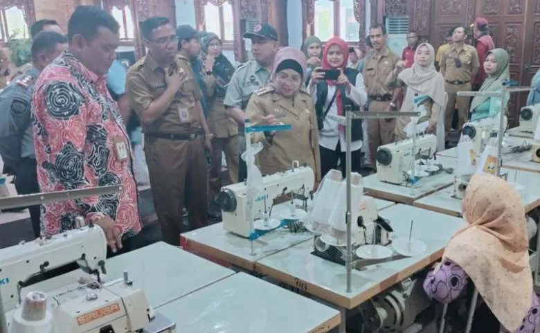 Dukung Kemandirian Penerima Manfaat, Kemensos Salurlan Bantuan Atensi