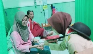 Kwaran Batang Bersama Perwakilan Gudep Lapas Kelas IIB Batang Bagikan Takjil untuk Penunggu Pasien