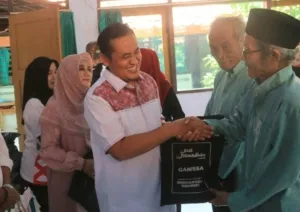 Keluarga Alumni SMAN 1 Pemalang Berikan Santunan Sandang Kepada Lansia