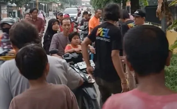 Ramadan Penuh Berkah, Tim MSL Pemalang-Pekalongan Bagikan Ratusan Takjil Kepada Pengguna Jalan