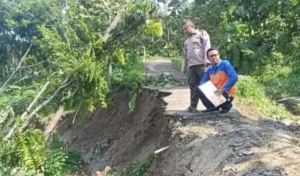 Akibat Tanah Longsor, Jalan Penghubung Antar Desa Terputus, Warga Terpakas Menempuh Rute Lebih Jauh