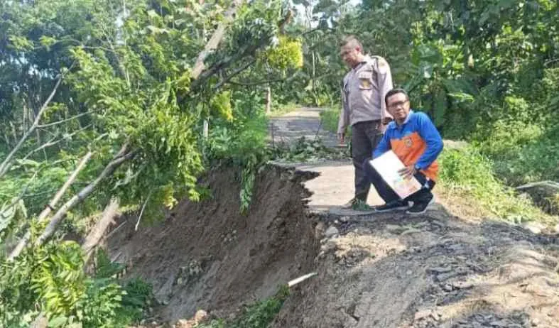 Akibat Tanah Longsor, Jalan Penghubung Antar Desa Terputus, Warga Terpakas Menempuh Rute Lebih Jauh