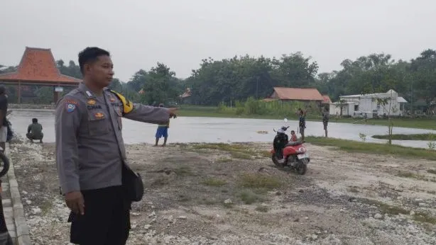 Baby Volcano Semburkan Lumpur, Bhabinkamtibmas Polsek Kradenan Pastikan Keamanan Warga