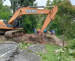 Tangani Jalan Ambles Pemkab Rembang Gunakan Alat Berat