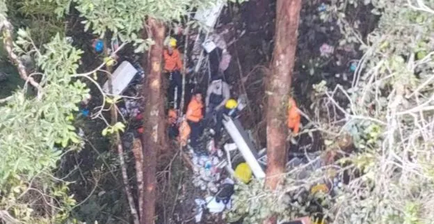 Proses Evakuasi Korban Pesawat Smart Air Menggunakan Heli Caracal H-2207 TNI AU