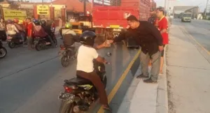 Muspika Ulujami Bersama Pengurus Klenteng Tjeng Gie Bio Bagikan Ratusan Takjil