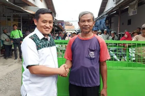 Bupati Pemalang Serahkan Bantuan Gerobak dan Becak Sampah Kepada Petugas Kebersihan