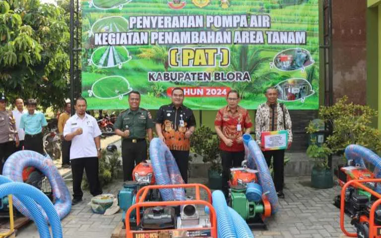 Kementan Serahkan Bantuan Alsintan, Bupati Blora : Ini Akan Bermanfaat untuk Masyarakat
