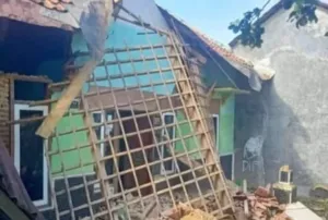 Gempa Kekuatan Magnitudo 4,4 Sejumlah Infrastruktur Publik Hingga Gedung Perkantoran Rusak.