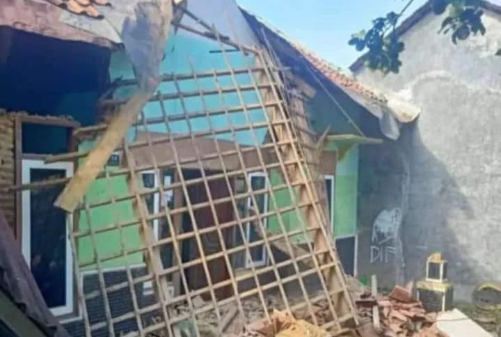Gempa Kekuatan Magnitudo 4,4 Sejumlah Infrastruktur Publik Hingga Gedung Perkantoran Rusak.