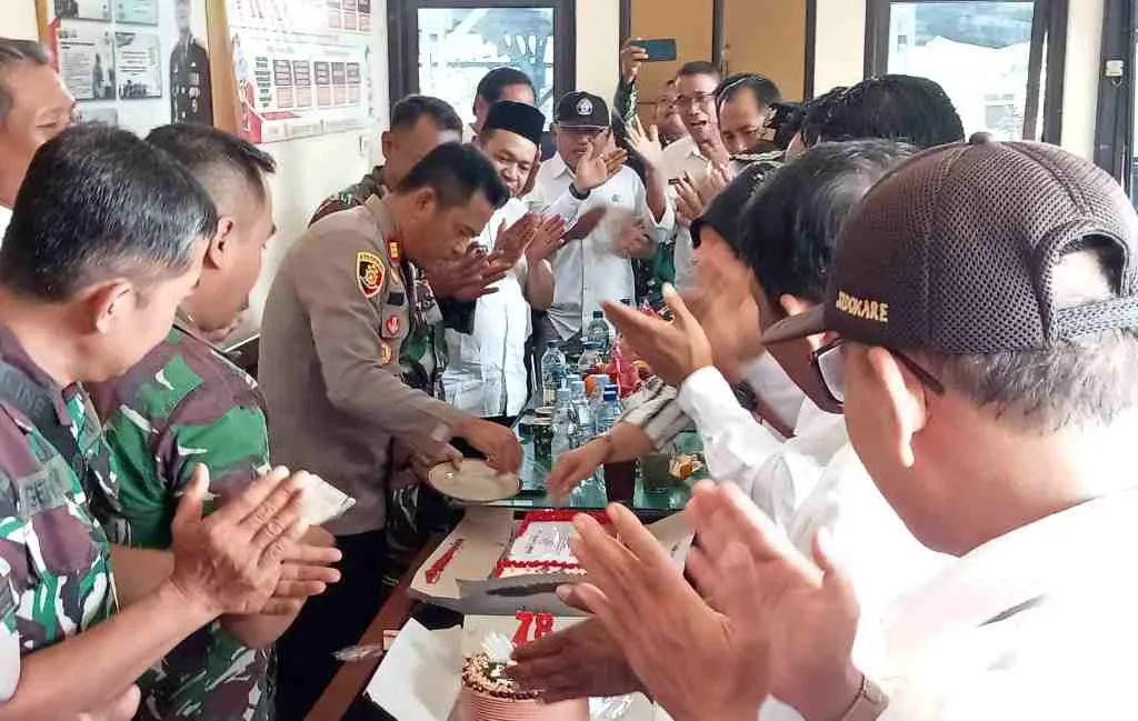 Hut Bhayangkara ke-78, Polsek Ampelgading Dapat Surprise dari Kades