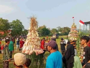Lama Tak Diadakan Sedekah Bumi, Warga Desa Pecangakan Antusias  Mengarak Gunungan Hasil Bumi