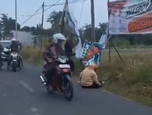 APK Cabub-Cawabub Pemalang Ambruk, Timpa Pengendara Sepeda Motor