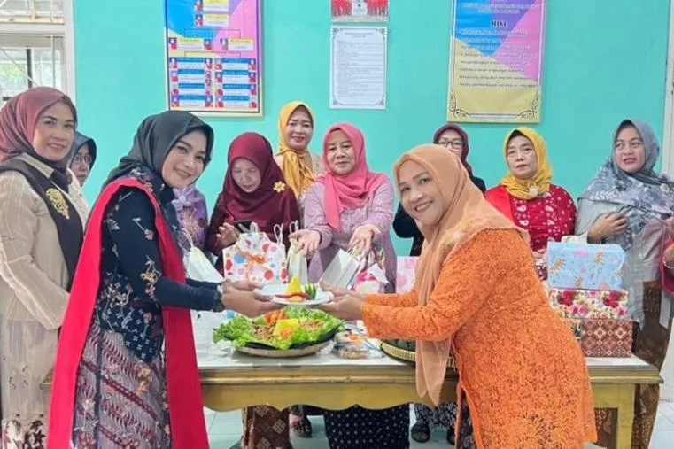 Peringati Hari Ibu ke-96 KKI Batang Gelar Even Lomba Berbusana Kebaya dan Bazar