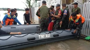 Anggota TNI AU dari Lanud Sultan Hasanuddin Gerak Cepat Bantu Warga Korban Banjir di Maros