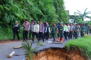 Polda Jateng Tanggap Bencana Tangani Longsor di Pekalongan, Terjunkan Unit K9 Cari Korban dan Buka Akses Jalan Ke Lokasi