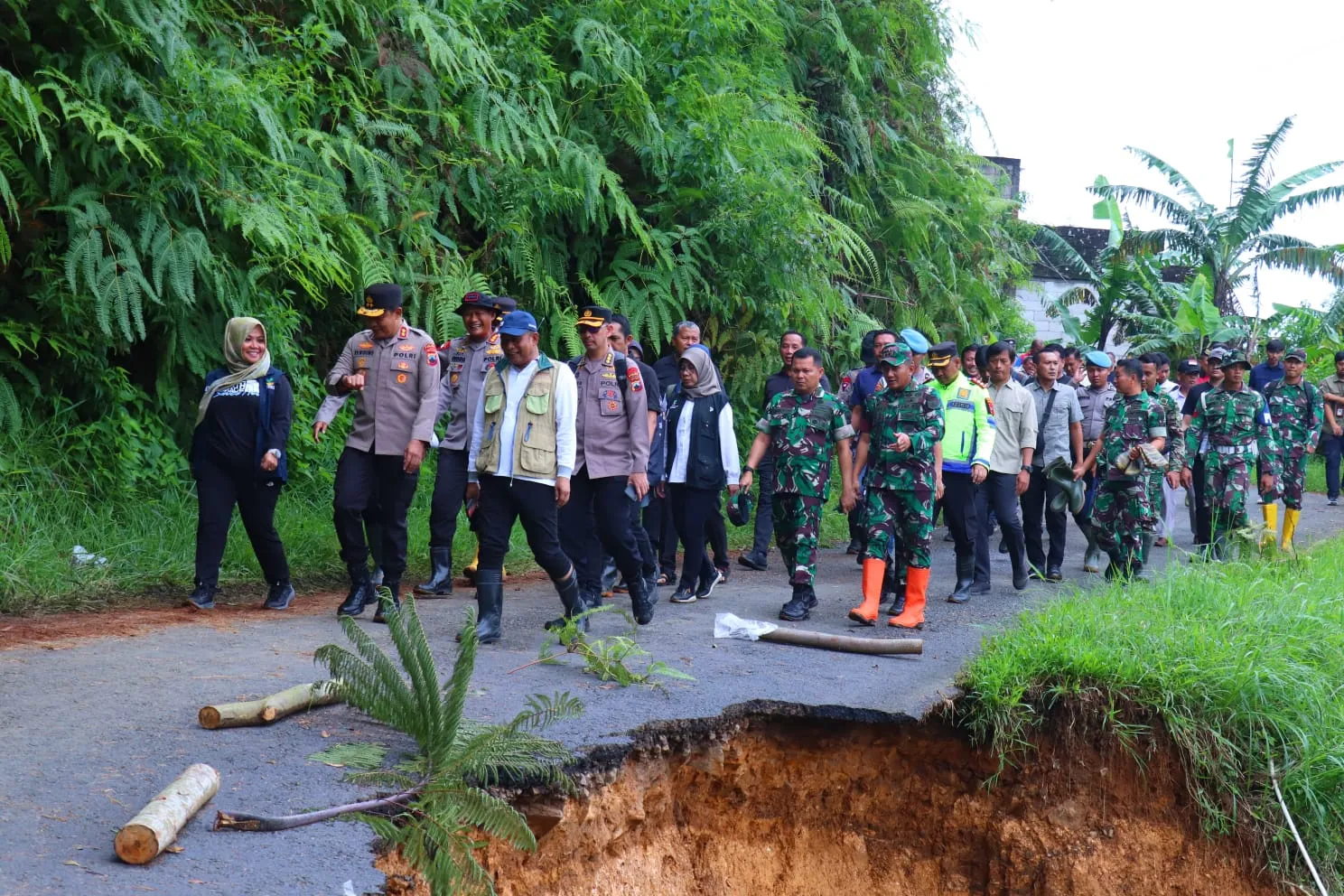 Polda Jateng Tanggap Bencana Tangani Longsor di Pekalongan, Terjunkan Unit K9 Cari Korban dan Buka Akses Jalan Ke Lokasi