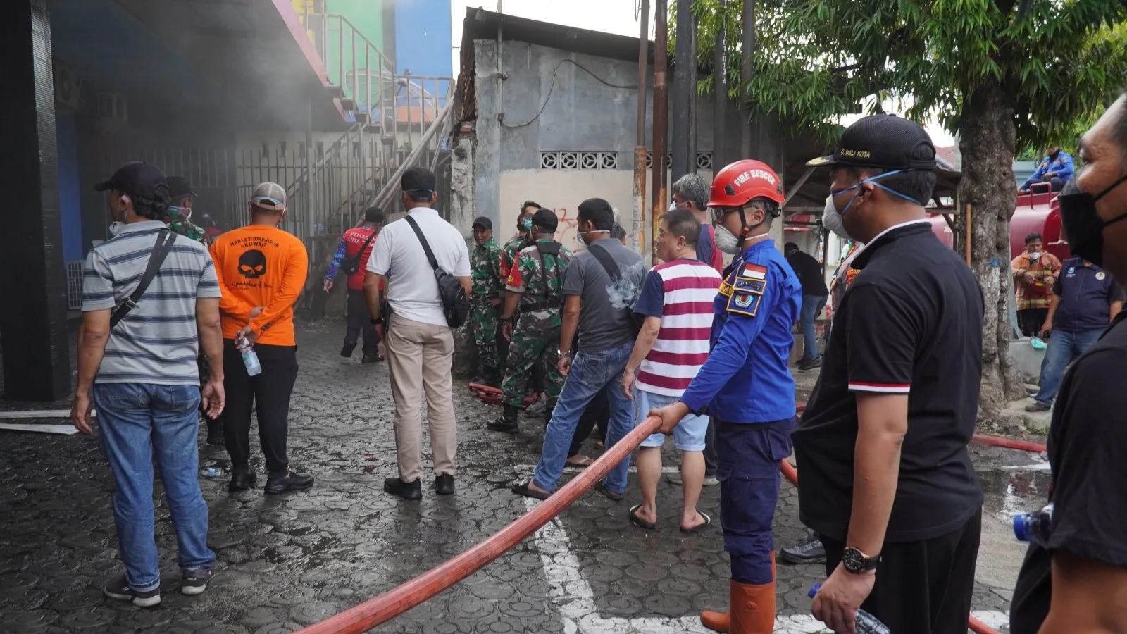 Happy Karaoke Terbakar, 8 Mobil Pemadam Diturunkan