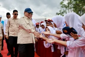 Prabowo Kunjungi Sumedang, Warga Rela Menanti 2 Jam untuk Menyambut