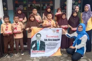 Rizal Bawazier Bagikan Minuman Kesehatan untuk Anak Yatim/Piatu Terdampak Rob di Pemalang