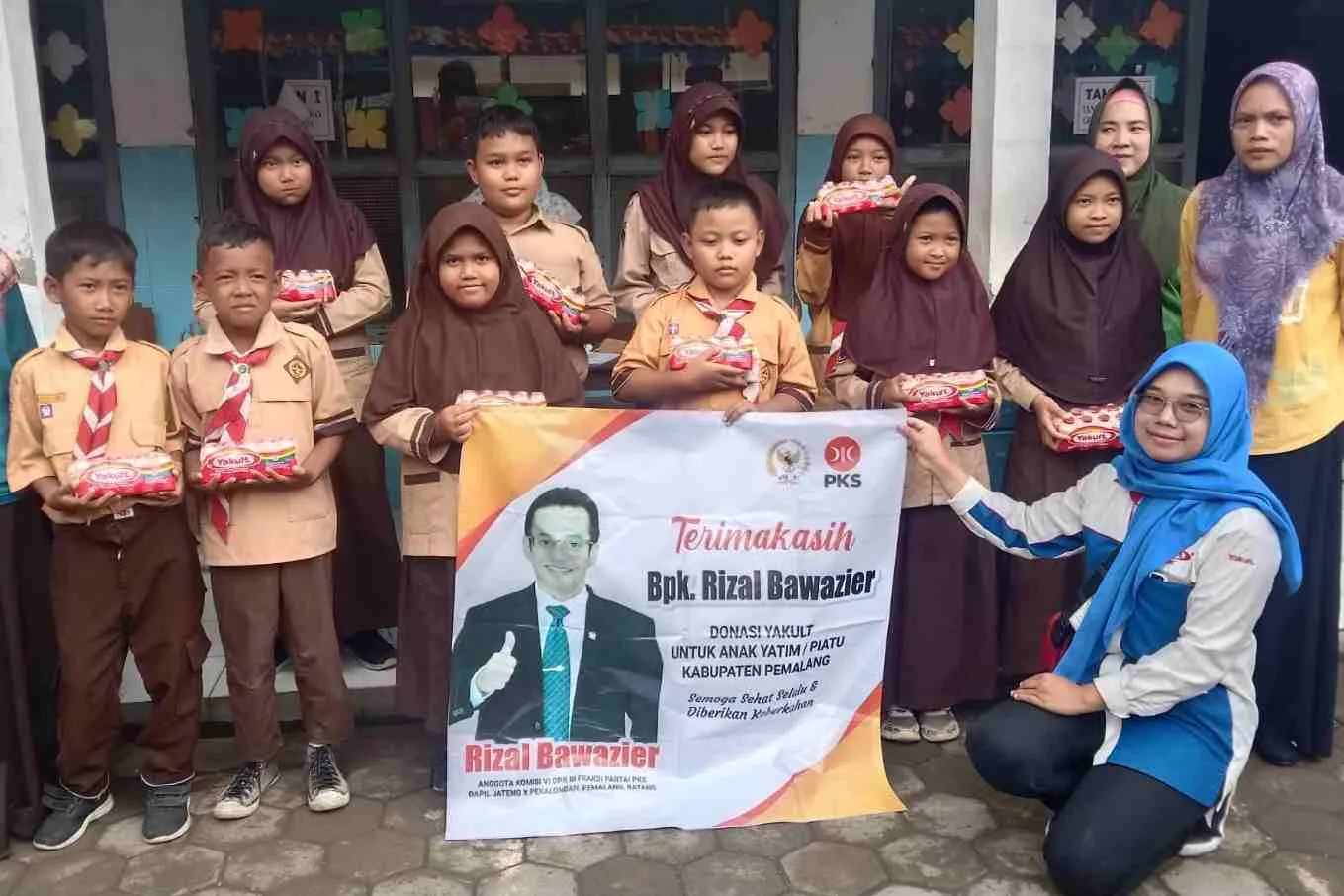 Rizal Bawazier Bagikan Minuman Kesehatan untuk Anak Yatim/Piatu Terdampak Rob di Pemalang