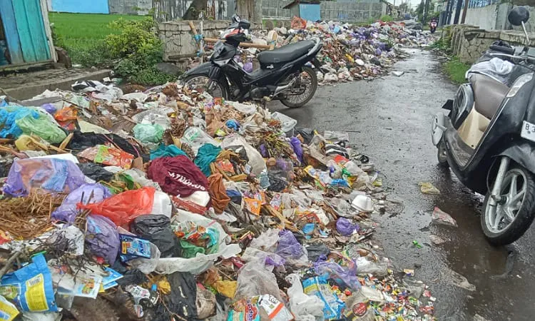 Jalan Cisadane Kelurahan Kebondalem, Arah Menuju Kantor Bupati Pemalang Banjir Sampah