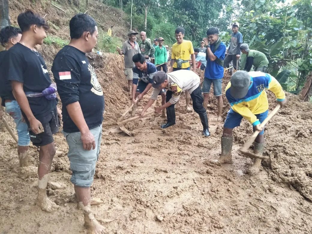 TNI-Polri Bersama Warga Bersihkan Material Longsor di Jalan Raya Karanggondang Menuju ke Bodas dan Klesem