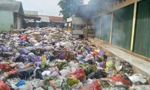 Sejumlah Kios di Pasar Comal Ditutup, Akibat Bau Busuk Sampah Yang Menyengat