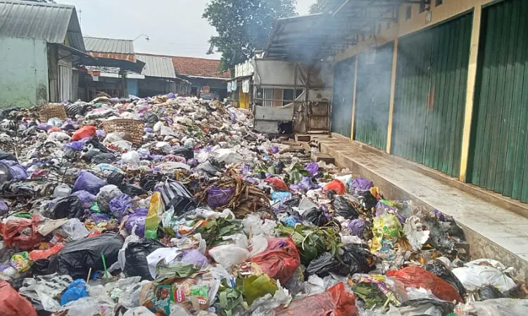 Sejumlah Kios di Pasar Comal Ditutup, Akibat Bau Busuk Sampah Yang Menyengat