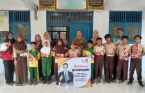 Rizal Bawazier Bagikan 580 Minuman Kesehatan Untuk Anak Yatim-Piatu Pada Jum’at Berkah di Desa Pesantren Pemalang