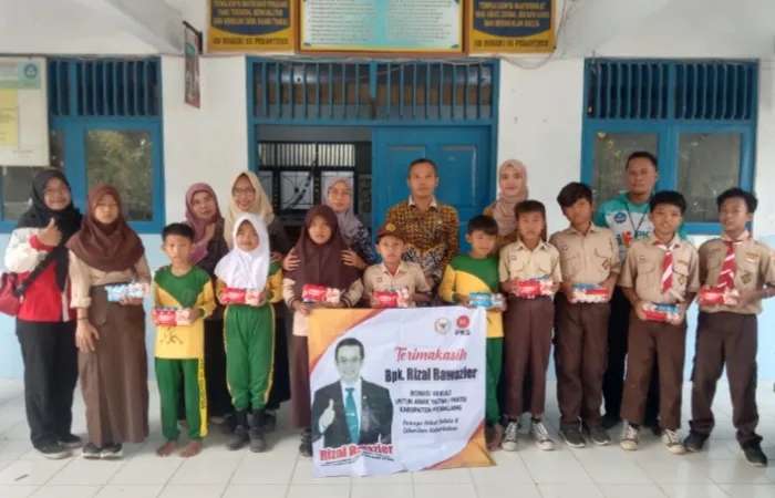 Rizal Bawazier Bagikan 580 Minuman Kesehatan Untuk Anak Yatim-Piatu Pada Jum’at Berkah di Desa Pesantren Pemalang