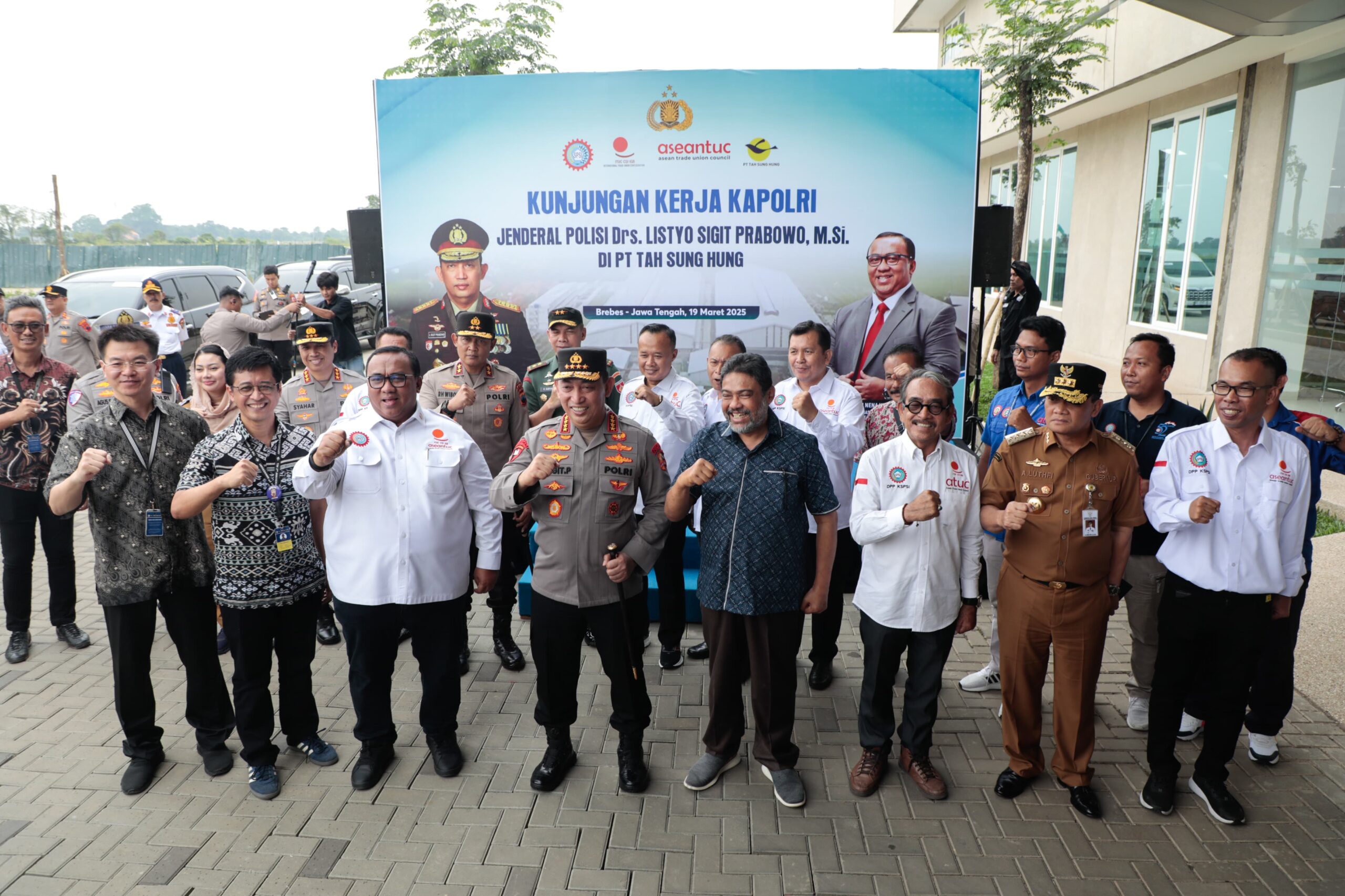 Gubernur Ahmad Luthfi Dampingi Kapolri Cek Kesiapan Pos Terpadu Pejagan dan Layanan Valet Ride