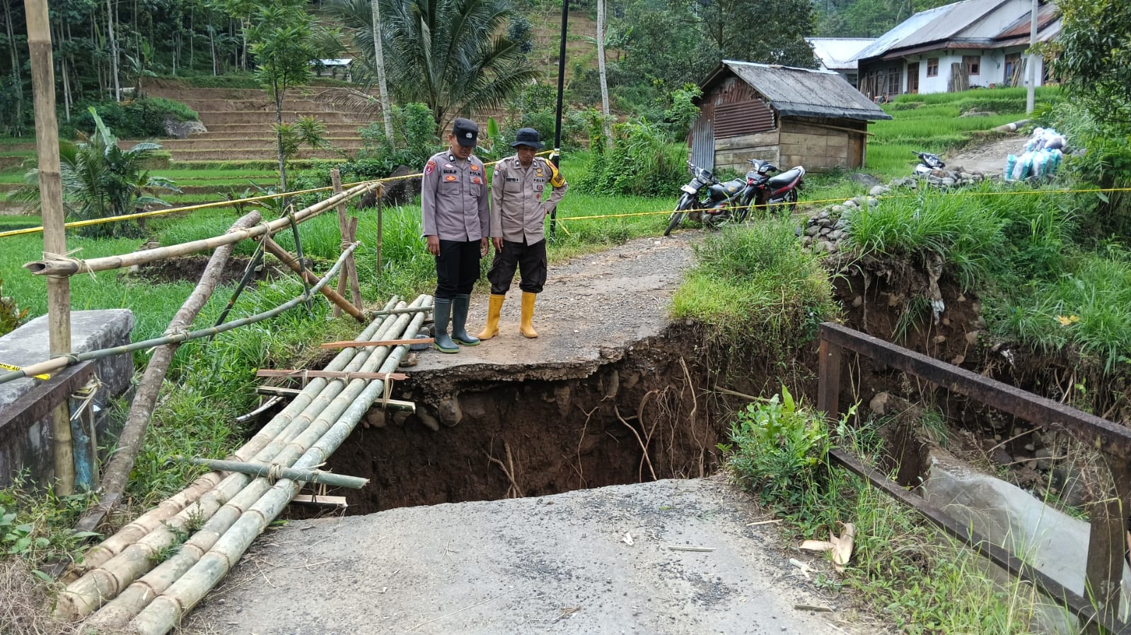 Putus Akibat Longsor, Anggota Polsek Petungkriyono dan Warga Kerja Bakti Bikin Jembatan Sementara
