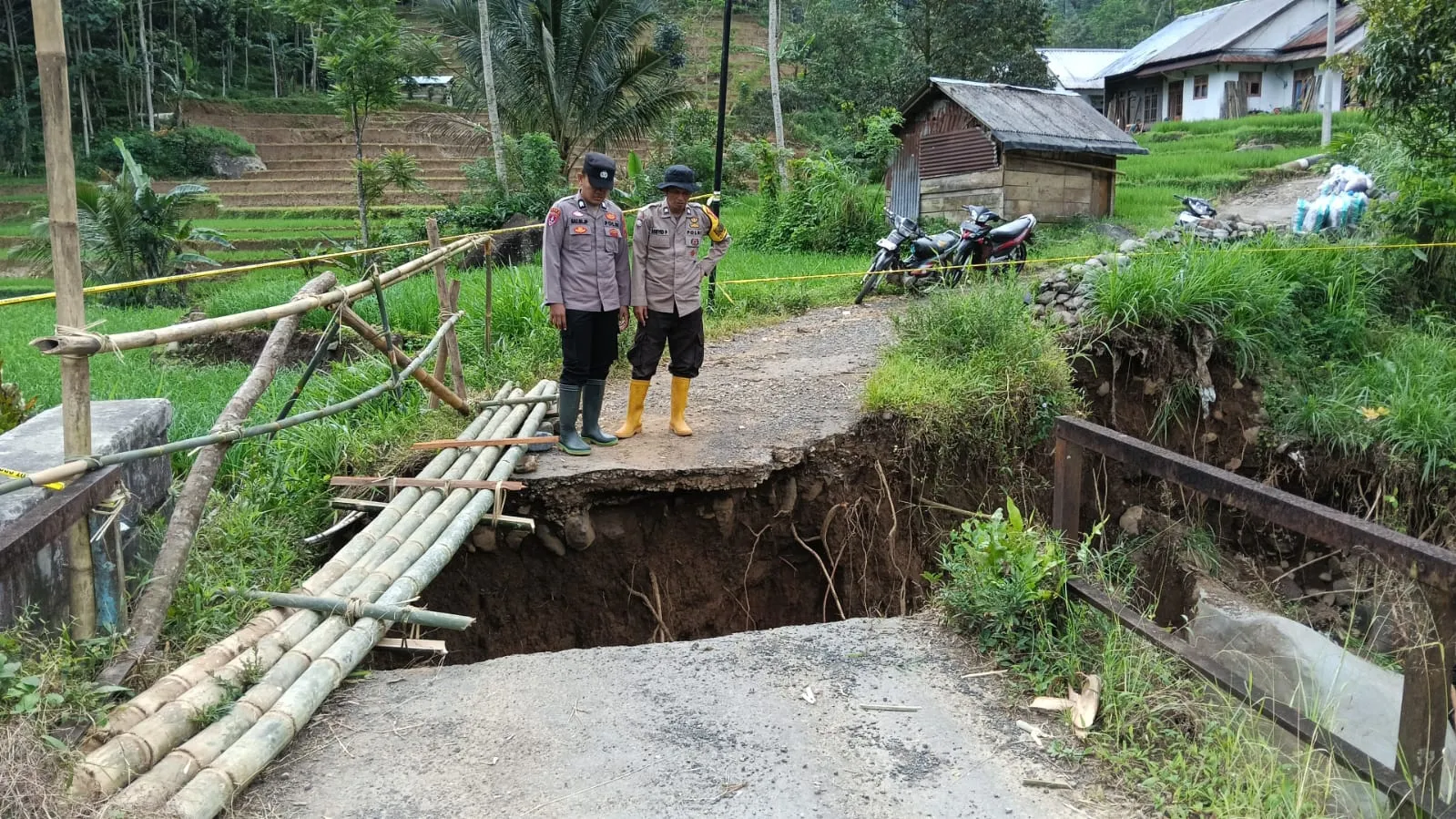 Putus Akibat Longsor, Anggota Polsek Petungkriyono dan Warga Kerja Bakti Bikin Jembatan Sementara