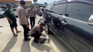 Alami Pecah Ban di Rest Area 338A, Pemudik Asal Bandung Ini Dibantu Polisi
