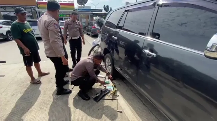 Alami Pecah Ban di Rest Area 338A, Pemudik Asal Bandung Ini Dibantu Polisi