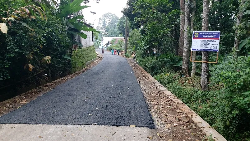 Pengaspalan Jalan di Dukuh Pakgembrongan, Desa Mereng Dimulai, Warga Sambut Antusias