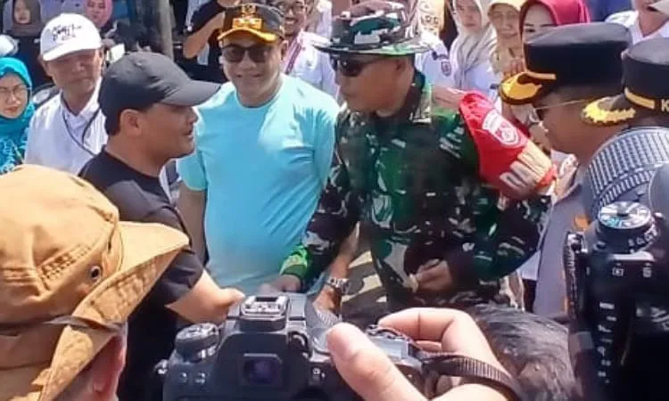 Gubernur Jateng Bersama Bupati Kunjungi Warga Terdampak Banjir Rob di Pesisir Pantai Utara Pemalang