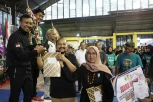 Bupati Anom Widiyantoro Serahkan Piagam dan Piala Kejuaraan Karate
