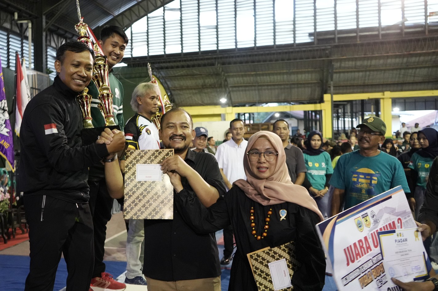 Bupati Anom Widiyantoro Serahkan Piagam dan Piala Kejuaraan Karate