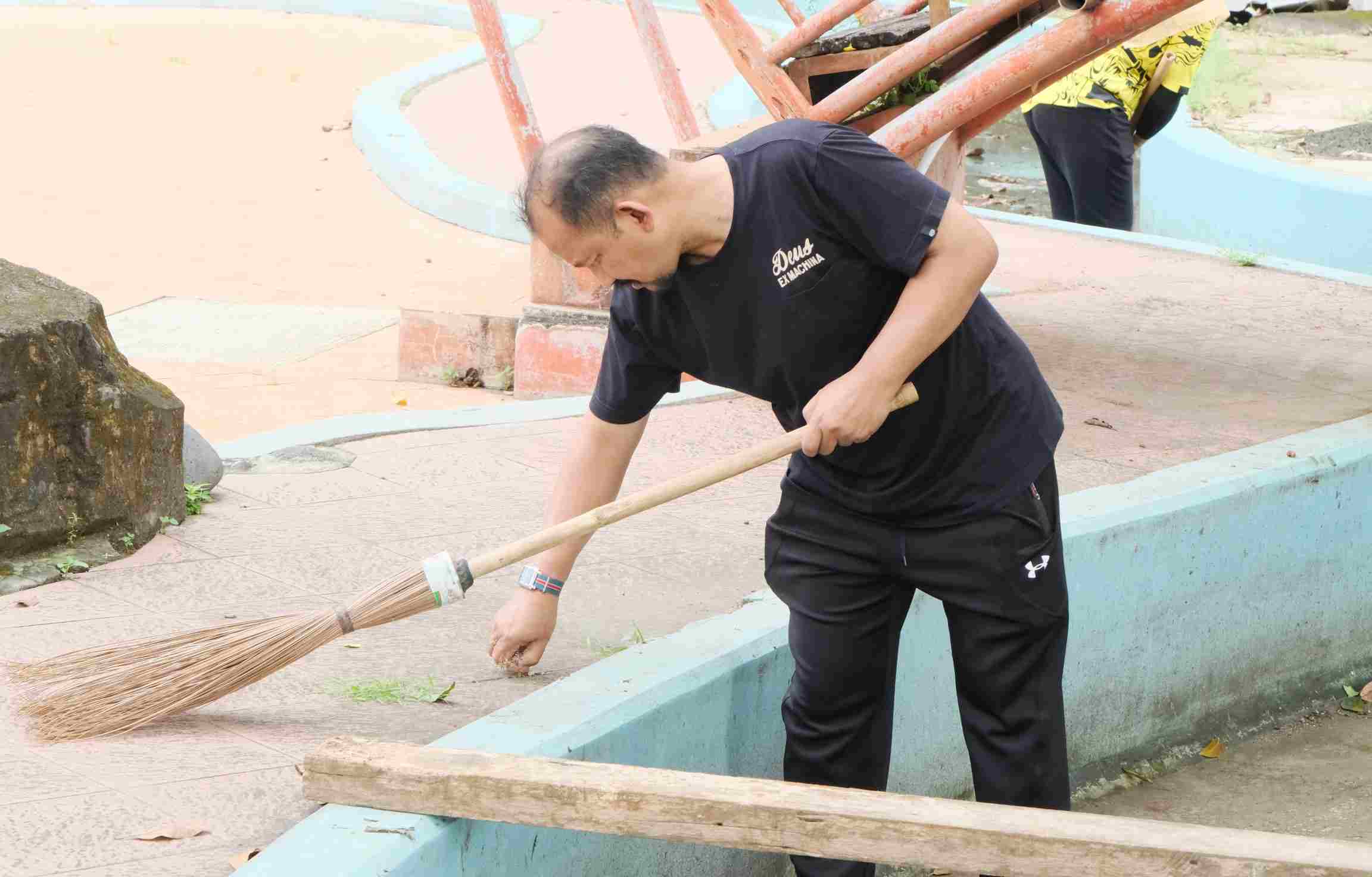 Bupati Pemalang Anom Widiyantoro Bersih-Bersih Kolam Renang Olympic Widuri
