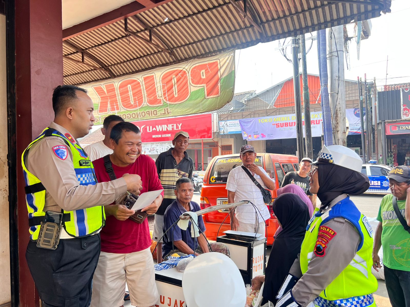 Polantas Sapa Driver Angkudes di Kajen, Satlantas Pekalongan Gaungkan Keselamatan Berlalu Lintas