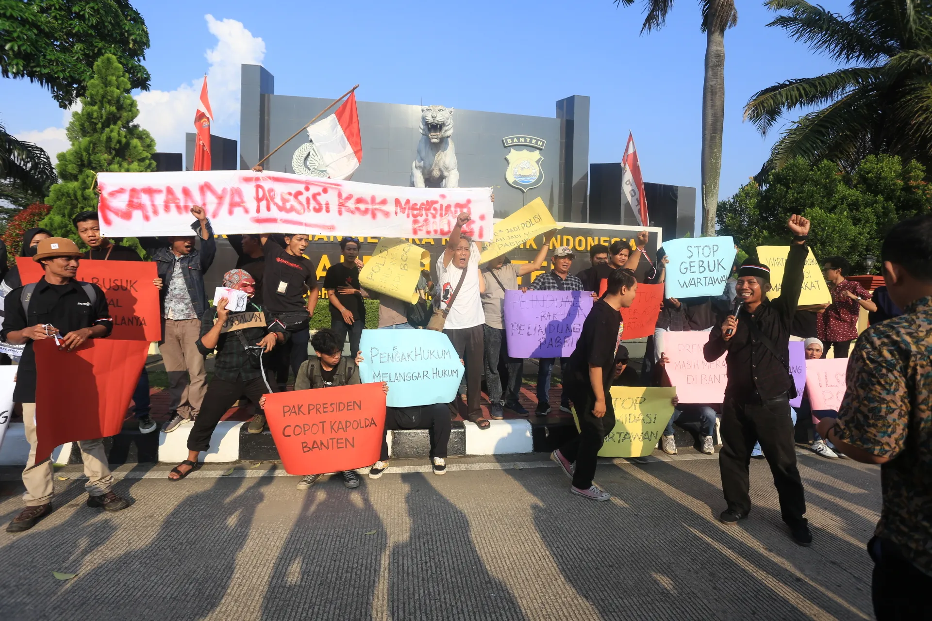 Wartawan dan Mahasiswa Gelar Aksi Demonstrasi di Mapolda Banten, Buntut Pengeroyokan Terhadap Jurnalis