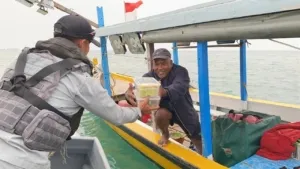 KN Tanjung Datu-301 Bagikan Sembako dan Edukasi Nelayan Banten
