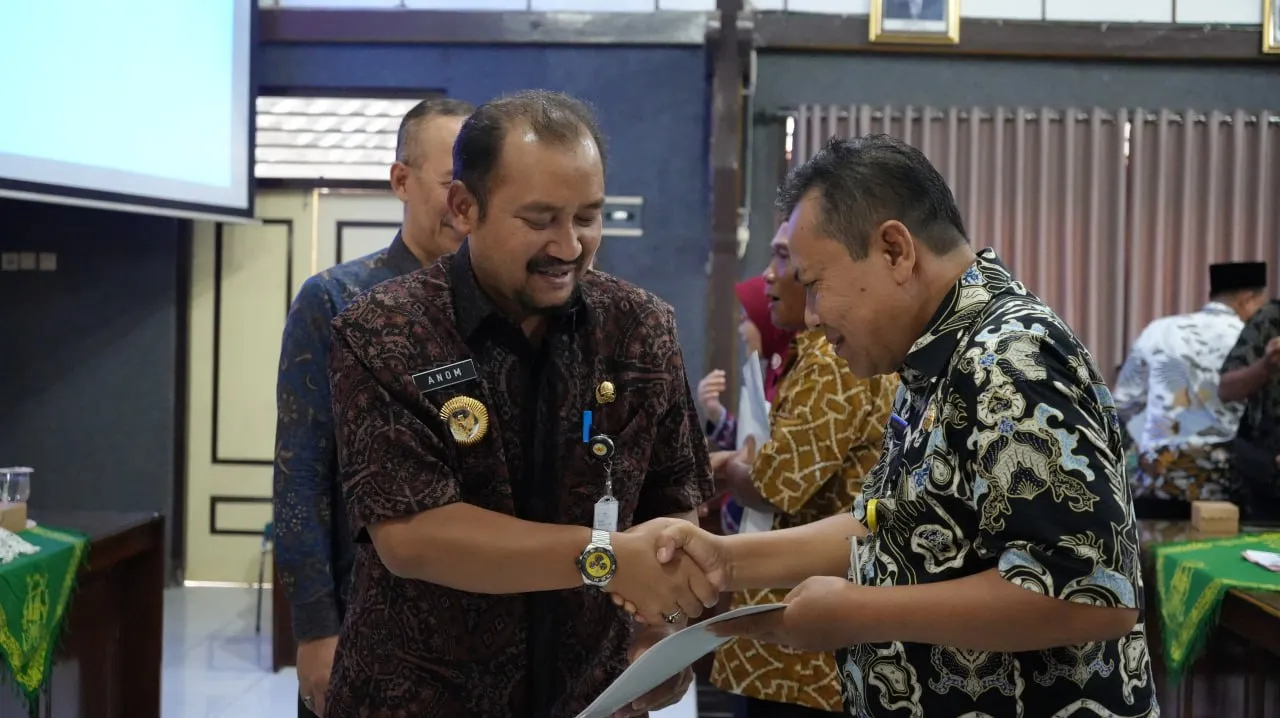Bupati Anom Serahkan SK Purna Tugas PNS di Lingkungan Pemkab Pemalang