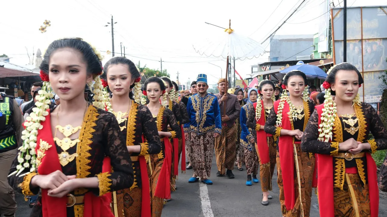 Warga Banjiri Lapangan Pulosari, Saksikan Puncak Festival Wong Gunung