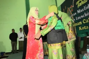 Ketua Tim Provinsi TP PKK Jawa Tengah (Jateng), Nawal Arafah Yasin, meluncurkan Mustika Darling (Muslimat Cantik Sadar Lingkungan), di Gedung PC Muslimat NU Kota Pekalongan, Minggu (7/9/2025).