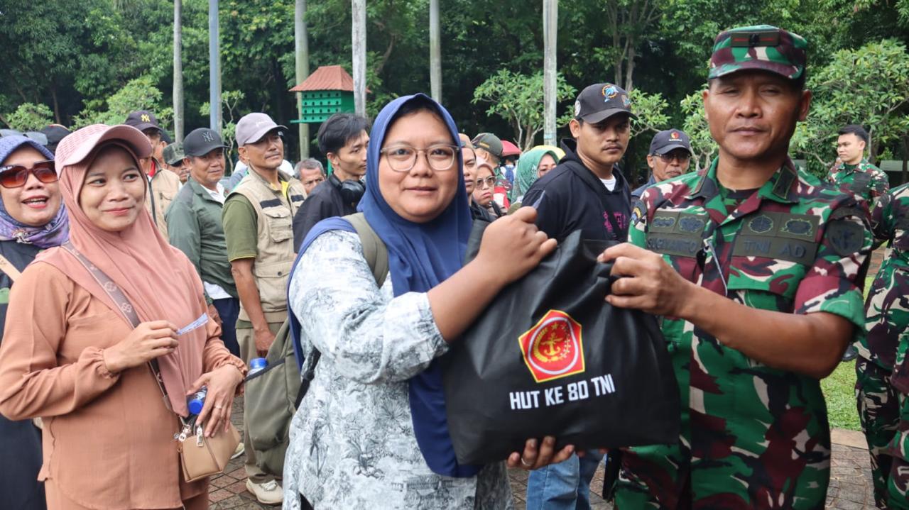 TNI Bagikan 15 Ribu Paket Sembako untuk Masyarakat di Monas