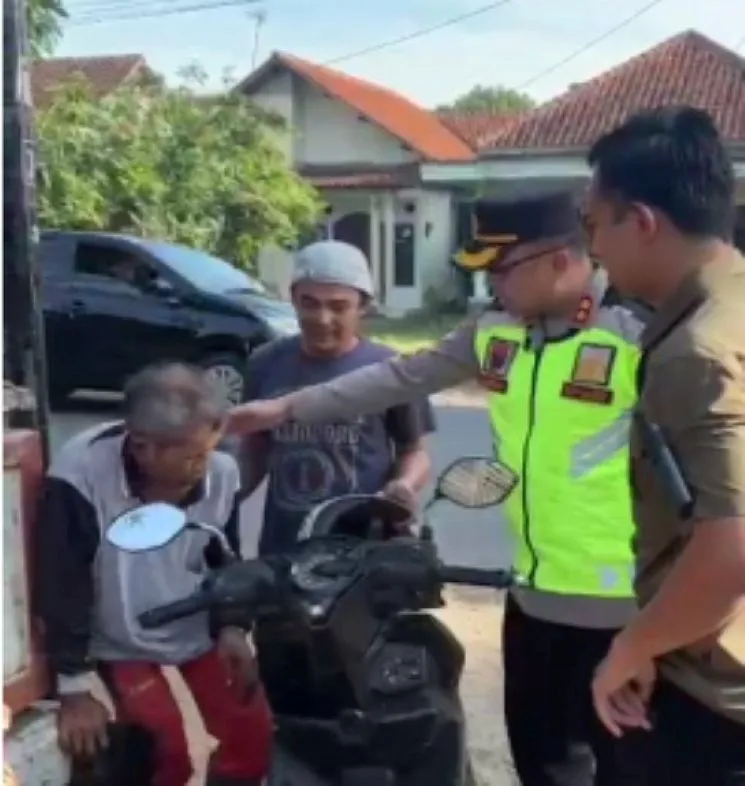 Kapolres Pekalongan Sigap Bantu Korban Kecelakaan di Bojong
